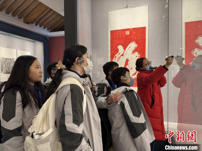 马来西亚女孩西安碑林博物馆之旅：一笔一划间感受中国书法的深厚魅力