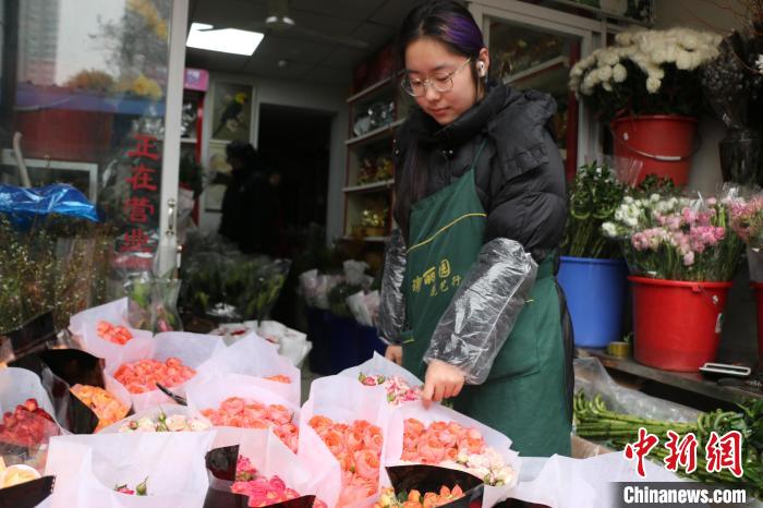 （新春见闻）年轻人追捧年花 高性价比成首选__（新春见闻）年轻人追捧年花 高性价比成首选