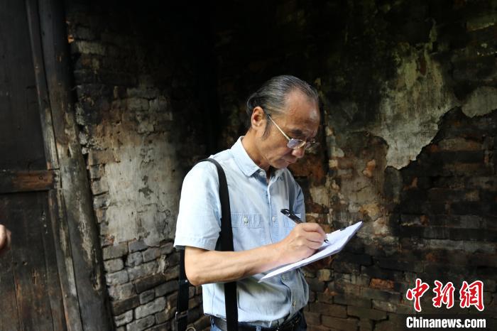 退休馆长用画笔记录乡愁！200幅乡土建筑写生背后藏着怎样的故事？